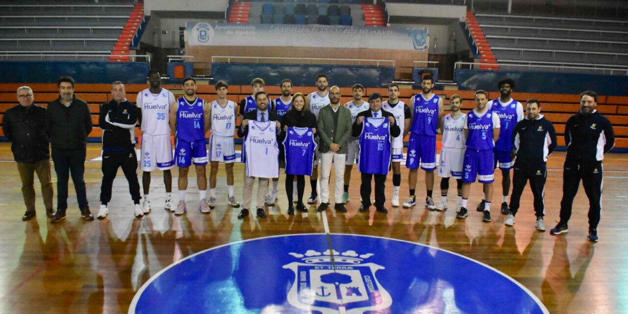 Presentación de las equipaciones con el logo HUELVA ORIGINAL