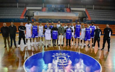 Presentación de las equipaciones con el logo HUELVA ORIGINAL