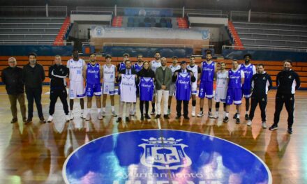 Presentación de las equipaciones con el logo HUELVA ORIGINAL